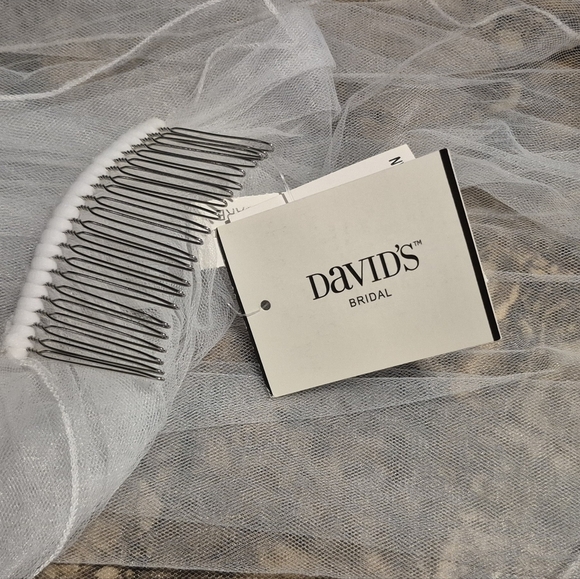 David's Bridal White Hair Veil - Picture 3 of 4